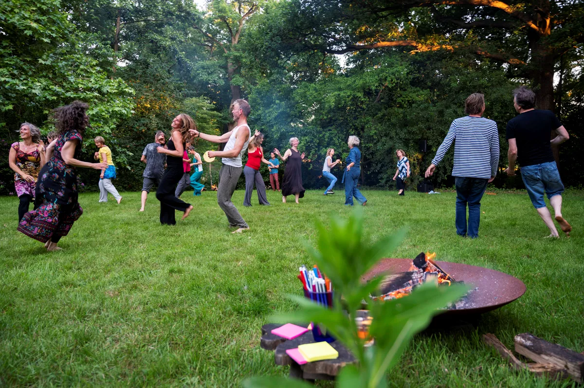 Midzomerdans 2020 bij Yell & Yonkers in de tuin